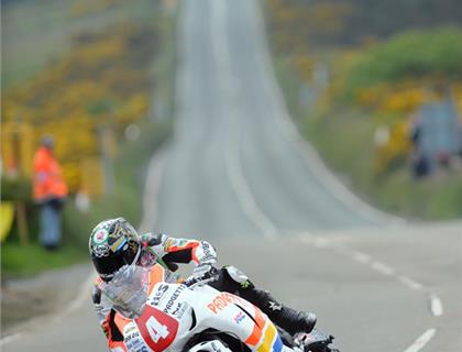 IAN HUTCHINSON SETS THE PACE IN FIRST QUALIFYING SESSION AT 2010 ISLE OF MAN TT RACES