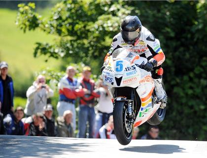 Anstey powers to victory in Monster Energy Supersport 1 TT