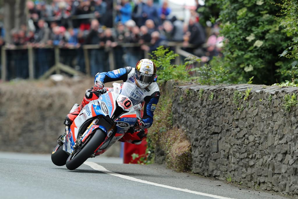 Harrison Wins Dramatic Dunlop Senior TT Race