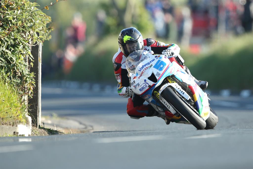 Bingley Bullet bang on target as Hutchy sweeps Supersport race