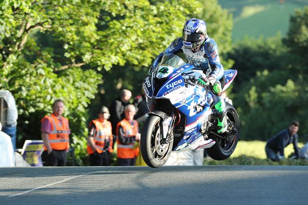 Hutchinson and Dunlop resume rivalry on opening night of qualifying for 2017 Isle of Man TT Races