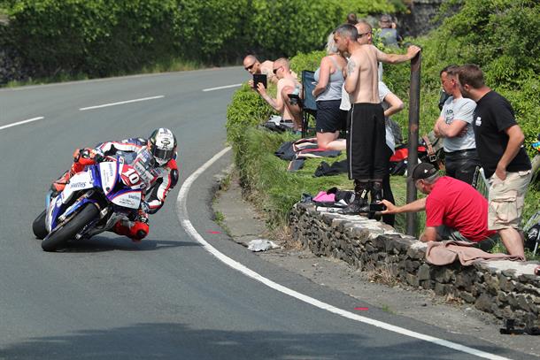 Hickman rewrites record books in RL360 Superstock TT