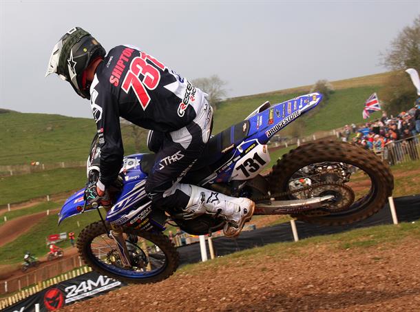 Shipton Dominates at Opening Round