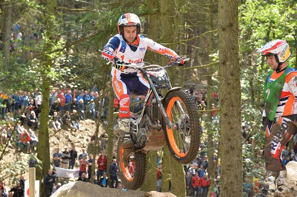 Bou moves towards tenth title