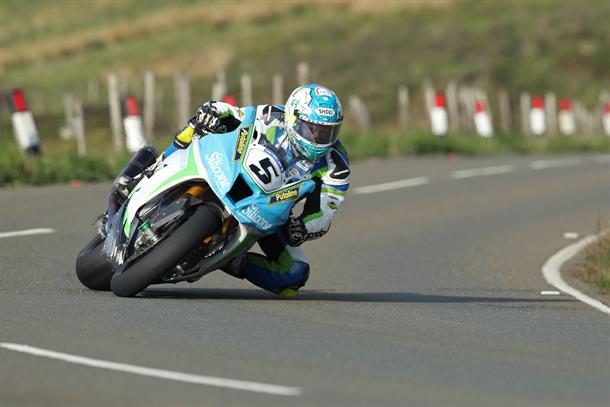 Harrison Smashes 17-minute Barrier in Superbike Qualifying