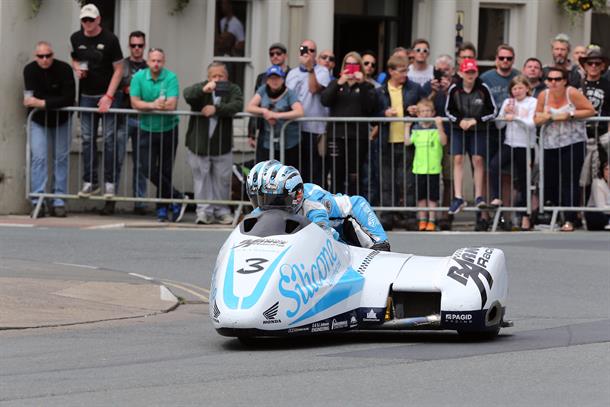 Saturday qualifying report – Sidecars