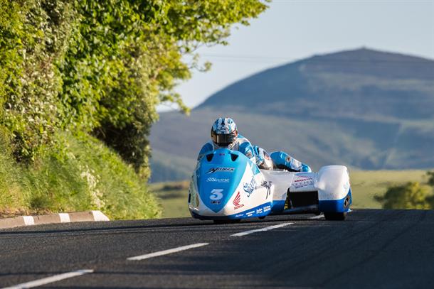 Holden/Winkle top the sidecar qualifying board ahead of first race at 2016 Isle of Man TT