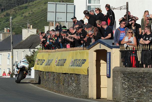 Dunlop Takes 19th TT Race Win with Narrow Bennetts Lightweight TT Race Victory