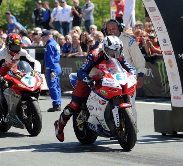 FOURSOME MICHAEL DUNLOP TAKES ANOTHER RACE WIN AT THE ISLE OF MAN TT RACES