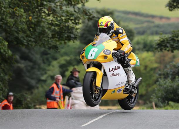 DUNLOP AGAIN PROVES HE’S THE MAN TO BEAT IN SUPERBIKE CLASSIC TT