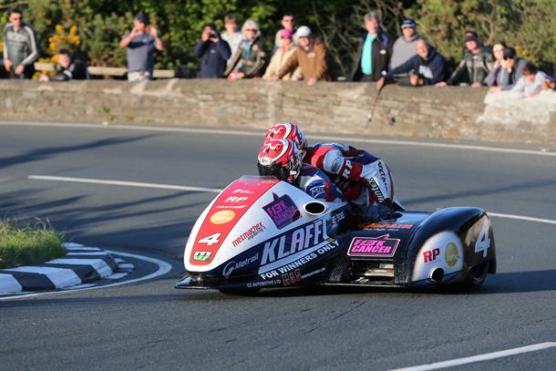 Reeves takes the lead as sidecar pace heats up in Thursday's qualifying session