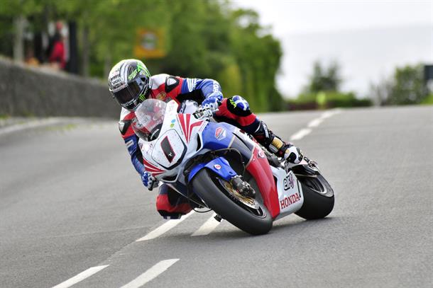 John McGuinness dominates second practice at TT 2011
