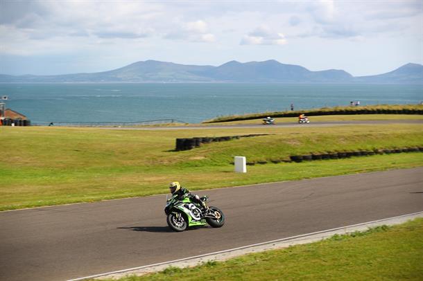 No Limits Racing lights up Anglesey as mixed conditions test the grid