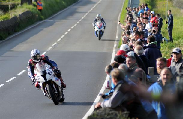 MICHAEL DUNLOP ESTABLISHES HIS STATUS AS PRE-RACE FAVOURITE WITH STUNNING FINAL QUALIFYING SESSION