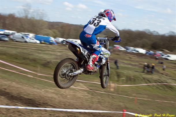 Tomlin Claims Victory at Dave Roper Memorial Event