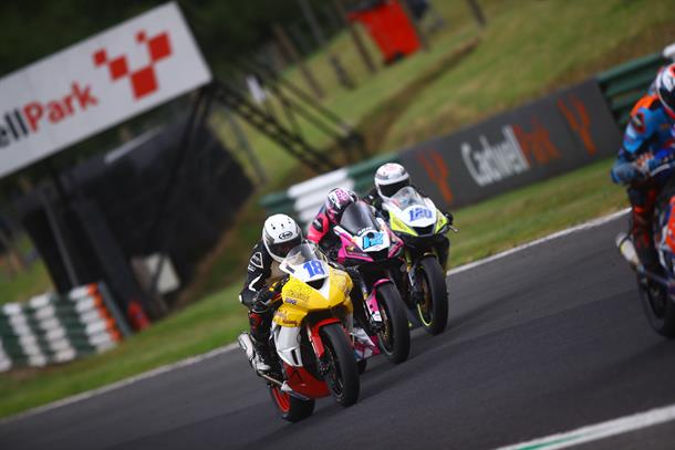 No Limits Racing conquers Cadwell Park as title fights take shape