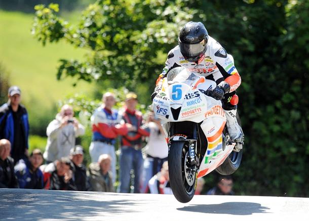 Anstey powers to victory in Monster Energy Supersport 1 TT