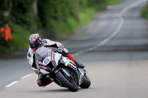 Hutchinson lays down a marker with first 130mph of TT2015 - - Holden/Sayle topped the sidecar leader