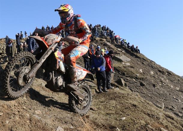 Walker Warms Up Chilly Cowm with Victory at British Extreme Enduro Championship