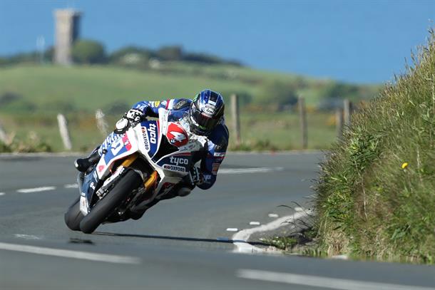Sensational qualifying session sees unofficial outright lap record for Hutchinson on superstock
