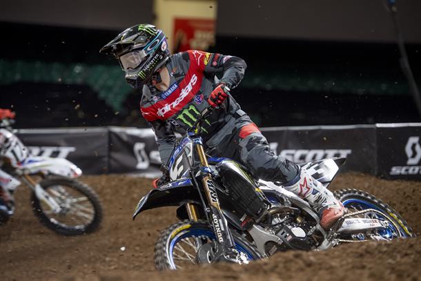 Tomac quickest as 2022 FIM World Supercross Championship roars into action