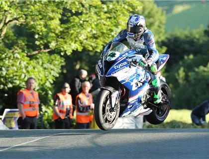 Hutchinson and Dunlop resume rivalry on opening night of qualifying for 2017 Isle of Man TT Races