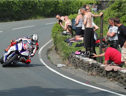 Hickman rewrites record books in RL360 Superstock TT