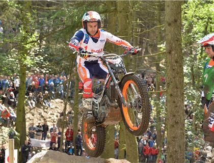 Bou moves towards tenth title