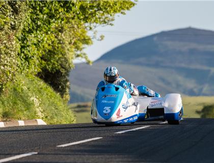 Holden/Winkle top the sidecar qualifying board ahead of first race at 2016 Isle of Man TT