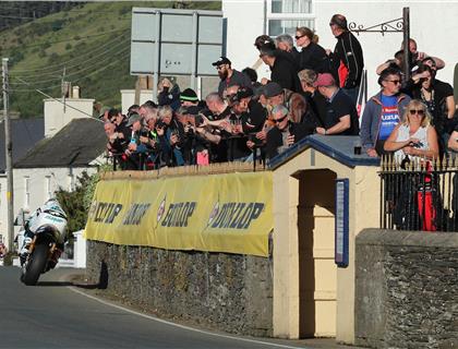 Dunlop Takes 19th TT Race Win with Narrow Bennetts Lightweight TT Race Victory