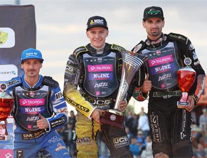 Lambert and Bewley head to Second Round of the World Under-21 Final