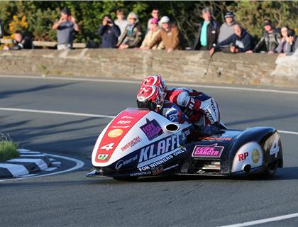 Reeves takes the lead as sidecar pace heats up in Thursday's qualifying session