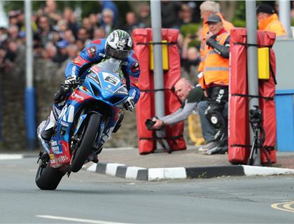 Dunlop Seals Week With Sweet Suzuki Win in Senior TT Race