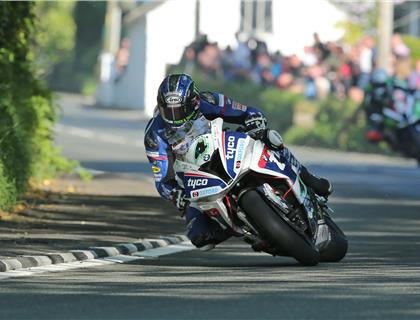 Hutchinson quickly on the pace in Superbike class at second qualifying session of Isle of Man TT