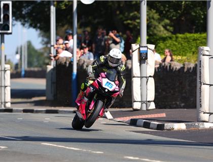 FINAL LAP THRILLER IN THE 2025 SENIOR MANX GRAND PRIX